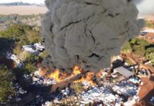 Incêndio de grandes proporções atinge depósito de recicláveis no interior de SP