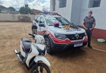 Homem foge de moto furtada, troca de roupa e tenta se esconder em árvore. No final, foi preso.