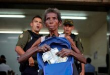 A polícia riu quando ela chegou com a mochila. “Senhora, se encontrou dinheiro, é seu.”