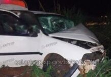 Colisão frontal destrói carro e deixa motorista em estado grave