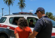 Xingou, agrediu e acabou presa: mulher é detida após chamar policial de “macaco”