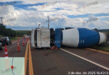 Tombamento de caminhão interdita rodovia Jaú–Bariri