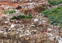 Caminhão tomba em depósito de entulho e escancara risco do lixo acumulado em Jaú