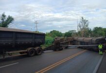 Caminhão se envolve em acidente e fica atravessado na pista entre Jaú e Ibitinga