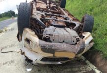 Caminhonete com carga de pesticida capota e deixa dois feridos