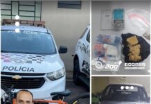 Polícia Militar intensifica ações em Jaú e prende suspeitos durante operações no fim de semana A atuação da Polícia Militar durante a Atividade Delegada resultou em prisões, apreensões e recuperação de objetos furtados ao longo do fim de semana, reforçando o combate ao crime e a segurança da população. Em Jaú, as ocorrências foram registradas entre os dias 7 e 8 de março, envolvendo casos de furto, ameaça, receptação, tráfico de drogas e cumprimento de mandado judicial. No sábado, 7 de março, pela manhã, uma equipe da Atividade Delegada atendeu uma ocorrência de furto qualificado e ameaça no Terminal Rodoviário. Um homem foi detido após ser acusado de furtar um hidrômetro e se envolver em discussão com populares. Ele foi conduzido à Central de Polícia Judiciária e permaneceu preso pelos crimes de furto e ameaça. Ainda no mesmo dia, no Distrito de Potunduva, policiais recuperaram uma bicicleta furtada que estava sendo anunciada para venda pelas redes sociais. O objeto foi devolvido à vítima e o responsável responderá por receptação. No domingo, 8 de março, a atuação continuou. Pela manhã, uma mulher acionou a Polícia Militar após ser ameaçada pelo ex-marido com uma faca dentro de seu estabelecimento comercial. O suspeito foi localizado e preso. Na Central de Polícia Judiciária, foi constatado que já existia medida protetiva contra ele. Também no domingo, durante patrulhamento com motocicletas, equipes da Atividade Delegada localizaram um homem procurado pela Justiça. Durante a abordagem, foram apreendidas drogas, dinheiro e um veículo com registro de apropriação indébita. O suspeito confessou envolvimento com o tráfico de drogas e acabou preso em flagrante, além de ter o mandado judicial cumprido.
