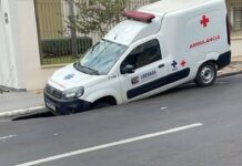 Ambulância é engolida por buraco e cena assusta moradores