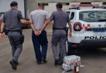 Funcionário é preso após tentar sair de fábrica com cerveja e licor