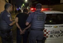 Homem leva facadas em rua, tenta pedir ajuda e morre antes de chegar ao hospital