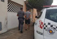 Mulher pede socorro a entregador de marmita e homem acaba preso por violência doméstica