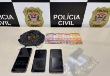 Trio é preso dentro de carro suspeito de servir como ponto de venda de drogas