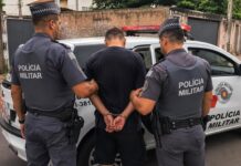 Filho agride a própria mãe com chutes, tapas e arrastões pelo chão e acaba preso