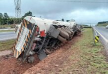 BITREM CARREGADO COM ÓLEO DIESEL TOMBA EM RODOVIA E REMOÇÃO DEVE DEMORAR