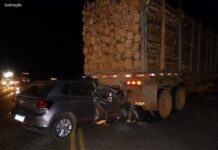 Morador de Botucatu morre após carro atingir traseira de carreta na SP-255 em Jaú
