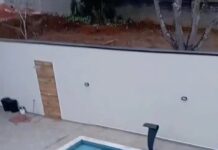 Motorista erra manobra e carro vai parar dentro de piscina