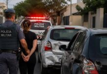 Mulher é presa após usar carro para atingir veículo do ex-companheiro várias vezes