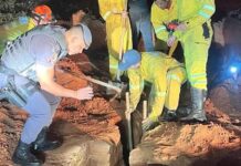 Menina cai em buraco sem sinalização e é salva com ajuda de retroescavadeira