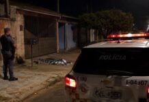 Homem é morto em frente de casa e polícia investiga o crime