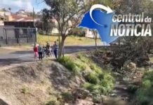 Viatura da Polícia Civil é arremessada para córrego após forte colisão