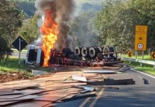 Carga despenca, caminhão tomba e pega fogo em acidente assustador na SP-304