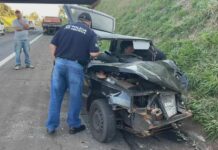 Motorista fica ferido após bater carro na traseira de caminhão