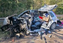Motorista fica gravemente ferido após bater de frente com caminhão