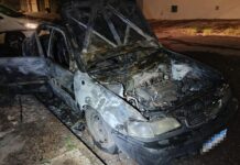 Homem ameaça esposa e ateia fogo em carro durante discussão