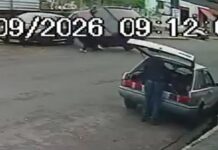 Homem se agarra a capô de carro e é arremessado após batida
