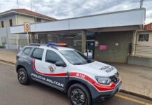 Homem é preso após ameaçar tia com faca durante ocorrência de violência doméstica J.B.S. foi preso após ameaçar a própria tia, S., com uma faca durante uma ocorrência de violência doméstica registrada nesta sexta-feira (25), em Itapuí. Segundo o relato da vítima aos policiais, o sobrinho foi até a residência para pedir dinheiro para comprar drogas. Diante da negativa, ele teria ficado alterado e passado a ameaçá-la de morte com uma faca. Ainda conforme o relato, J.B.S. teria pulado o muro e quebrado o vidro da porta na tentativa de entrar no imóvel. Ele acabou sendo contido e retirado do local por populares. Os policiais deram voz de prisão ao homem, que apresentava cortes em uma das mãos. Ele foi levado ao Pronto-Socorro para atendimento médico e exame de corpo de delito e, depois, encaminhado à Delegacia de Polícia. A ocorrência foi registrada como violência doméstica, e J.B.S. permaneceu à disposição da Justiça.