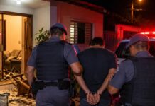 Homem é preso após ameaçar familiares com faca e avançar contra policiais em Jaú
